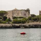 Furono infine i Cavalieri di Malta a trasformarlo in castello vero e proprio, con tanto di cinta muraria e fossato. Si tratta infatti di una struttura fortificata, a pianta rettangolare, su cui fanno capolino alcune torrette che ruotano attorno al cortile interno